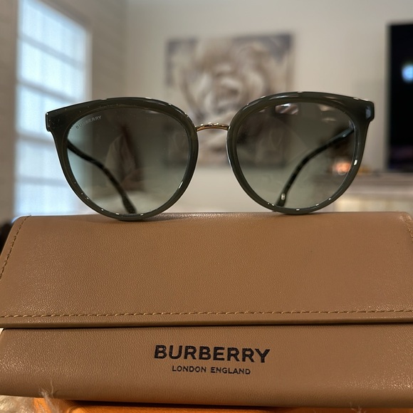NWT Burberry Sunglasses - Picture 2 of 6